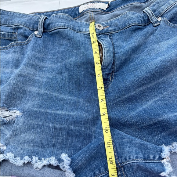 Torrid plus size 26 women’s raw edge distressed denim shorts very good condition - Picture 10 of 11